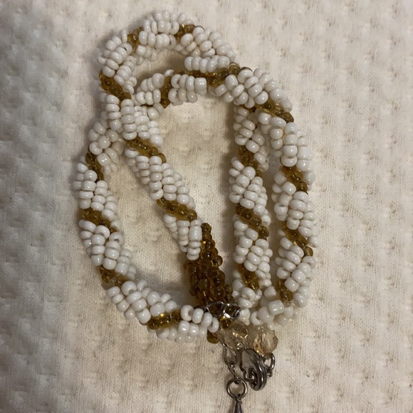 New Cream coloured layered costume jewelry - Picture 4 of 6